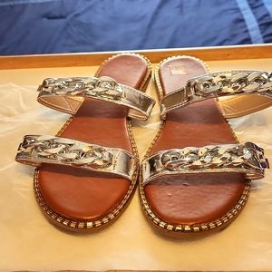 Ladies flat slide in flip flops